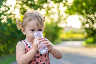 Çocuk bardaktan su içiyor. Seçici odaklanma. Çocuk.