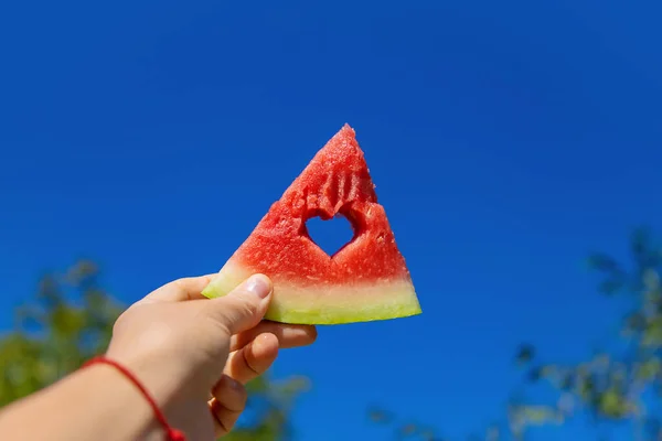 Wassermelone Der Hand Gegen Den Himmel Selektiver Fokus Kind — Stockfoto