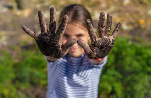 子供は庭に土を持っている 選択的フォーカス 子供よ — ストック写真