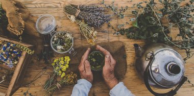 Büyükannem şifalı otlarla çay yapar. Seçici odaklanma. Doğa.