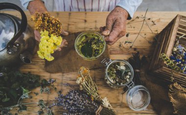 Büyükannem şifalı otlarla çay yapar. Seçici odaklanma. Doğa.