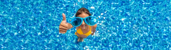 Bambino Sta Nuotando Piscina Concentrazione Selettiva Ragazzo — Foto Stock