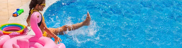 子供はプールで水を噴き出す 選択的フォーカス キッド — ストック写真