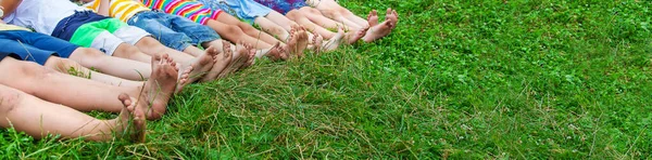 Les Pieds Des Enfants Reposent Sur Herbe Concentration Sélective Enfant — Photo