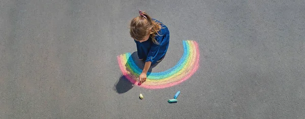 Barn Ritar Med Krita Trottoaren Selektiv Inriktning — Stockfoto