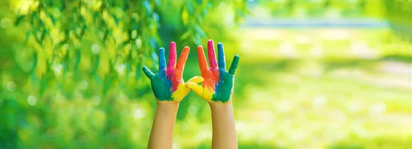 Niño Con Las Manos Las Piernas Pintadas Enfoque Selectivo Naturaleza — Foto de Stock