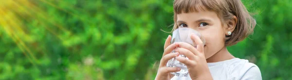 Kind Trinkt Wasser Aus Einem Glas Selektiver Fokus Kind — Stockfoto