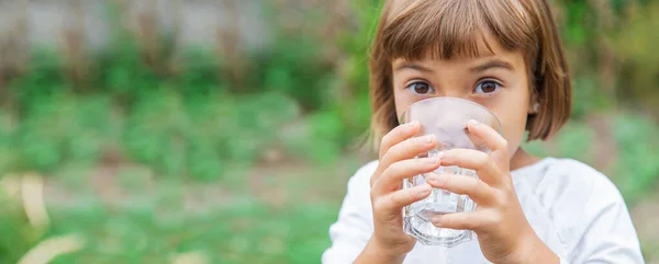 Bambino Beve Acqua Bicchiere Concentrazione Selettiva Ragazzo — Foto Stock