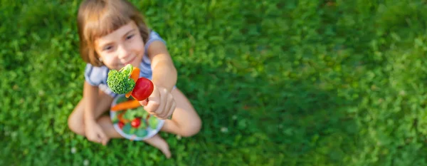 孩子吃蔬菜花椰菜和胡萝卜 选择性聚焦 — 图库照片