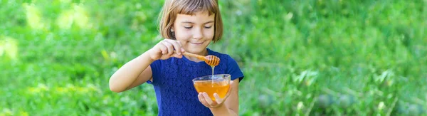 Kind Een Bord Honing Handen Selectieve Focus — Stockfoto