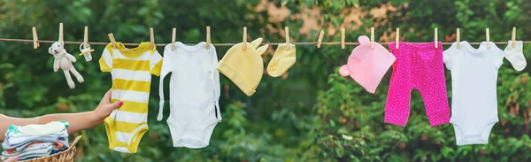 Wassen Van Kleren Van Baby Linnen Droogt Frisse Lucht Selectieve — Stockfoto