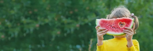 아이는 정원에서 수박을 먹는다 선택적 — 스톡 사진