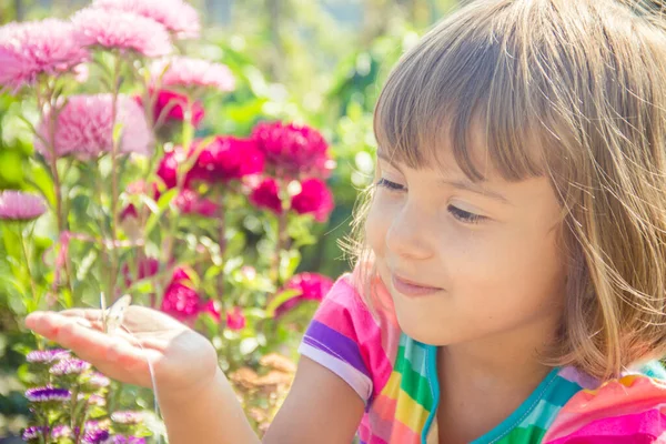 Kind Mit Einem Schmetterling Selektiver Fokus Natur Und Kind — Stockfoto