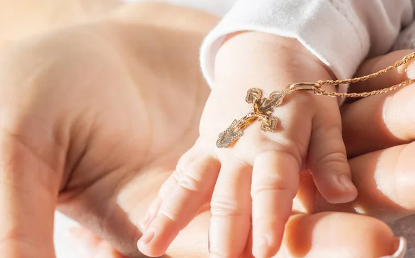 子供のバプテスマの秘跡 子供は十字架を持っている 選択的フォーカス キッド — ストック写真