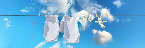 Beyaz Bebek Kıyafetleri Iple Kurumuş Seçici Odaklanma Doğa — Stok fotoğraf