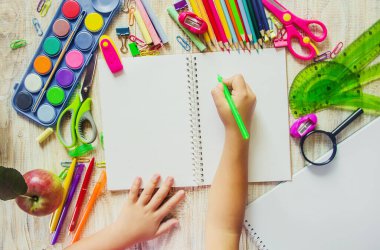 Okul eşyaları. Okula gitme zamanı geldi. Seçici odak.