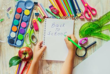 Okul eşyaları. Okula gitme zamanı geldi. Seçici odak.