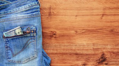 Kot pantolon cebinde para. Seçici odak.