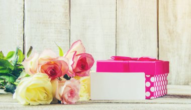 hediye ve çiçek. seçici odak. holideys ve olaylar. mutlu.