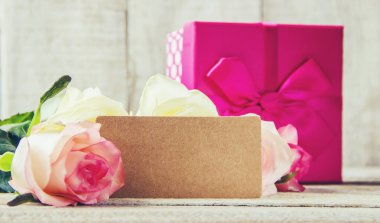 hediye ve çiçek. seçici odak. holideys ve olaylar. mutlu.