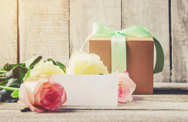 Δώρο Και Λουλούδια Επιλεκτική Εστίαση Holideys Και Εκδηλώσεις Ευτυχισμένο — Φωτογραφία Αρχείου