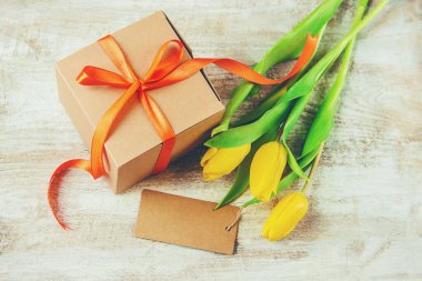 hediye ve çiçek. seçici odak. holideys ve olaylar. mutlu.