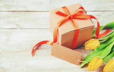 hediye ve çiçek. seçici odak. holideys ve olaylar. mutlu.