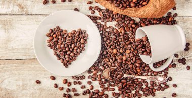 Kahve çekirdeği. Bir fincan kahve. Seçici odaklanma. iç.