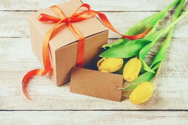 Δώρο Και Λουλούδια Επιλεκτική Εστίαση Holideys Και Εκδηλώσεις Ευτυχισμένο — Φωτογραφία Αρχείου