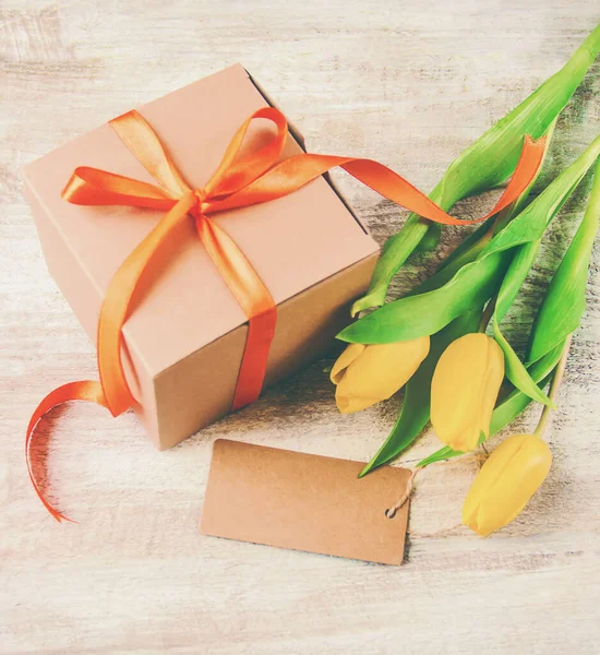 hediye ve çiçek. seçici odak. holideys ve olaylar. mutlu.