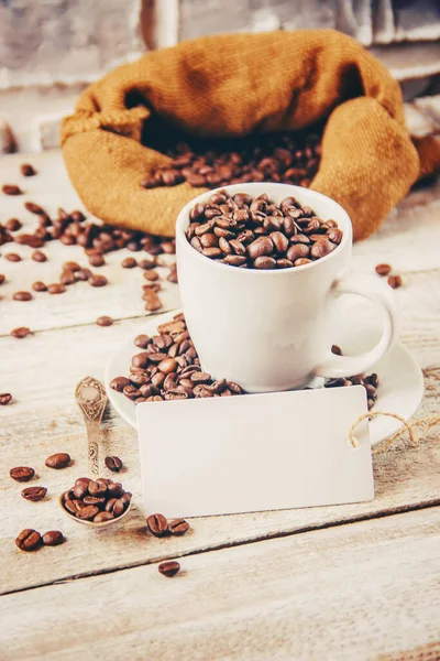 Ziarna Kawy Filiżankę Kawy Selektywne Skupienie Pić — Zdjęcie stockowe