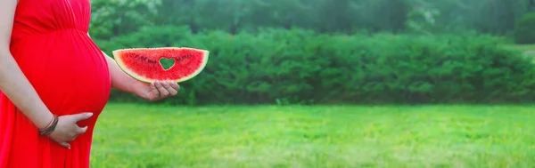 Karpuzlu Hamile Bir Kadın Seçici Odaklanma Yiyecek — Stok fotoğraf