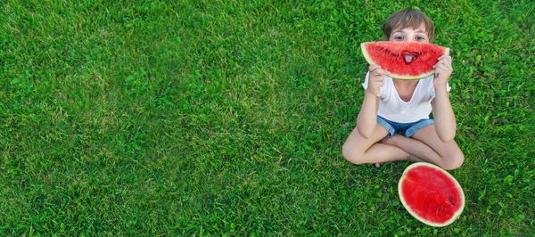 Een Kind Een Picknick Eet Een Watermeloen Selectieve Focus Voedsel — Stockfoto