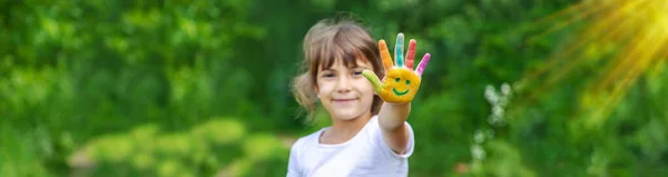 Les Mains Enfant Peignent Sourire Concentration Sélective — Photo