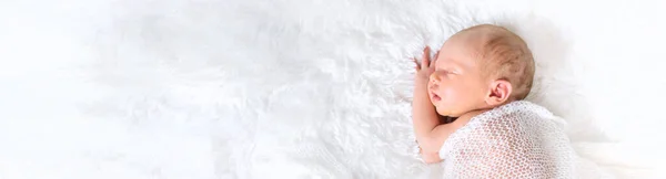 Yeni Doğmuş Bebek Beyaz Bir Arka Planda Uyuyor Seçici Odaklanma — Stok fotoğraf