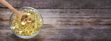 Yağ çözünür kapsüllerde E vitamini. Seçici odaklanma. yiyecek.