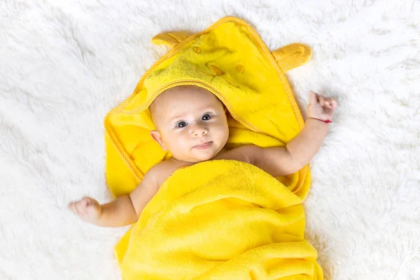 Bebé Una Toalla Después Bañarse Enfoque Selectivo Niño — Foto de Stock