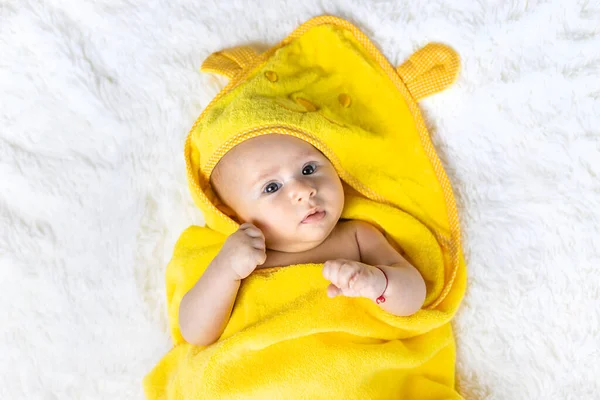 Bebê Uma Toalha Depois Tomar Banho Foco Seletivo Miúdo — Fotografia de Stock