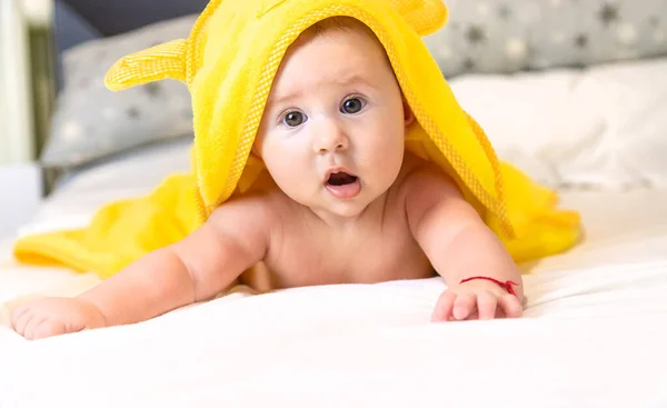 Bebê Uma Toalha Depois Tomar Banho Foco Seletivo Miúdo — Fotografia de Stock