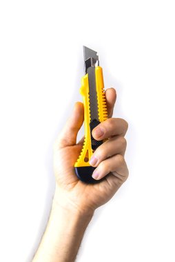 Adamın elindeki boyacı bıçağı izole et. Seçici odaklanma. İnsanlar.