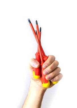 Elektrikçinin tornavidayı kontrol altında. Seçici odaklanma. İnsanlar.