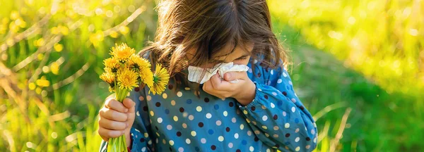 Kislány Allergiás Virágokra Szelektív Fókusz Allergia — Stock Fotó