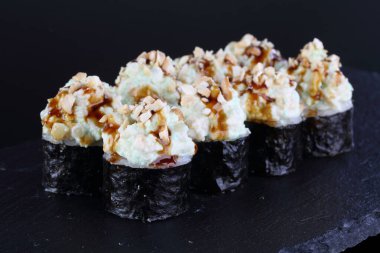 Siyah arka planda rulo ve suşi