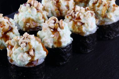 Siyah arka planda rulo ve suşi