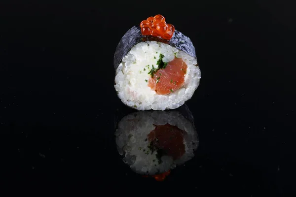 Rolo Clássico Com Salmão Sushi Rolos Sobre Fundo Preto — Fotografia de Stock