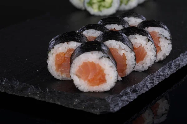 Rol Met Zalm Sushi Rollen Een Zwarte Achtergrond — Stockfoto