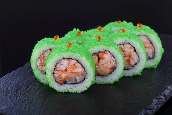 Bułka Krabem Łososiem Zielonym Kawiorem Tobiko Rolls Sushi Czarnym Tle — Zdjęcie stockowe