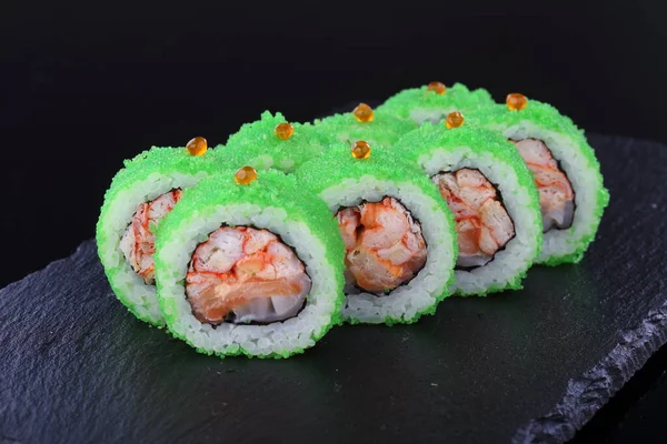Rol Met Krab Zalm Groene Tobiko Kaviaar Rolls Sushi Zwarte — Stockfoto