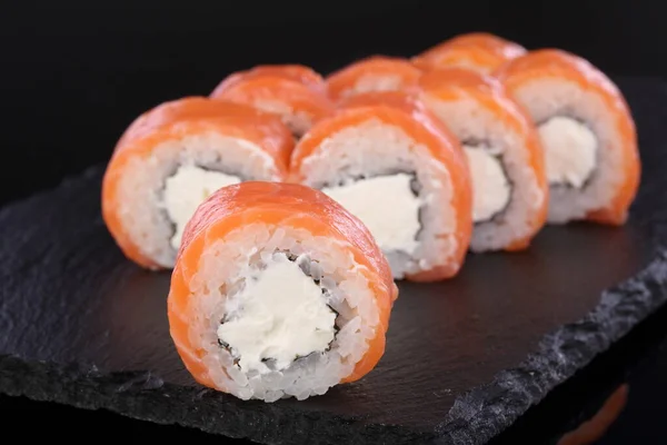 Rulla Ostlax Rullar Och Sushi Svart Bakgrund — Stockfoto