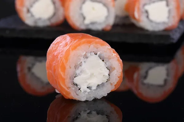 Rol Kaaszalm Rolls Sushi Zwarte Achtergrond — Stockfoto